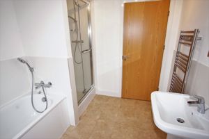 Main Bathroom- click for photo gallery
